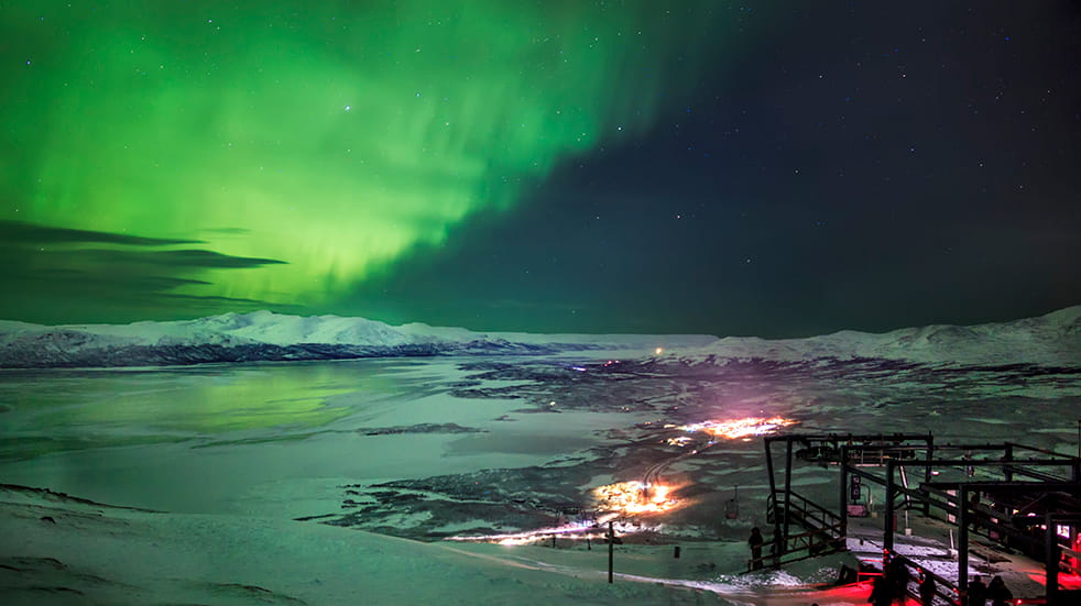 Sweden ice hotel: northern lights over Absikso Sky Station